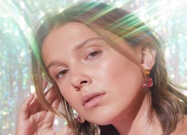 Millie Bobby Brown enamora Instagram con su look de transparencias