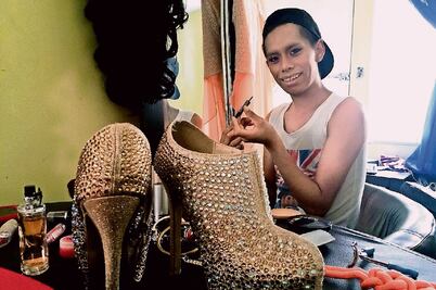 Vence el temor y acude a marcha gay 