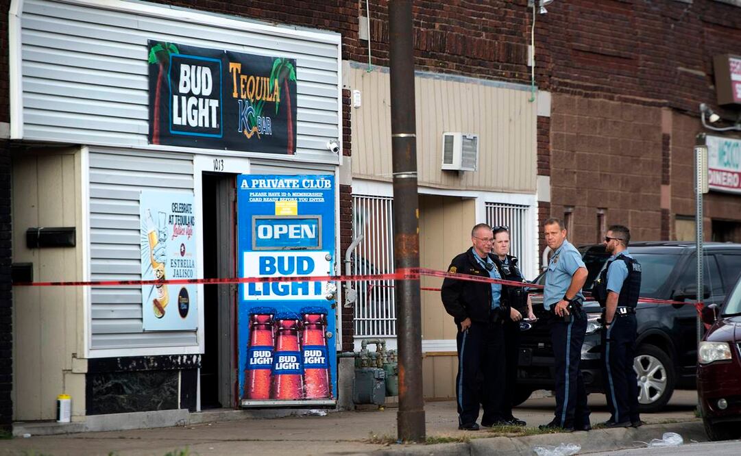 La policía dijo que el tiroteo parecía ser consecuencia de una disputa previa al interior del bar (Foto: AP)