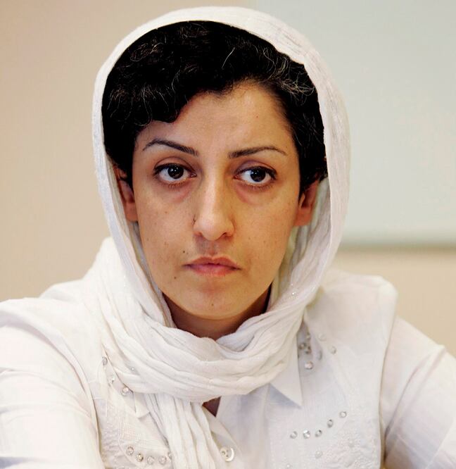 Narges Mohammadi, delegada del Centro para Defensores de los Derechos Humanos, escucha una pregunta durante una conferencia de prensa sobre la Evaluación de la situación de los derechos humanos en Irán, en la sede de la ONU en Ginebra, Suiza, el 9 de junio de 2008. Foto: AP