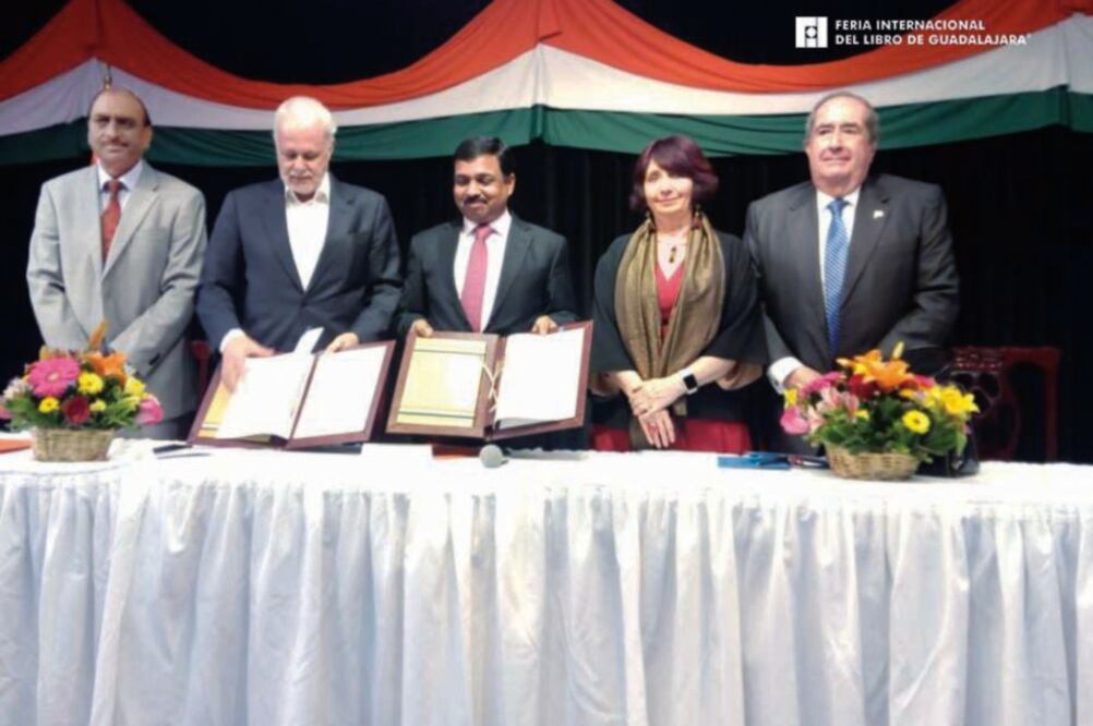 En el anuncio estuvieron Raúl Padilla, presidente de la FIL, el embajador de India en México, Muktesh Pardeshi; y Marisol Schulz, directora de la Feria. Foto: ESPECIAL