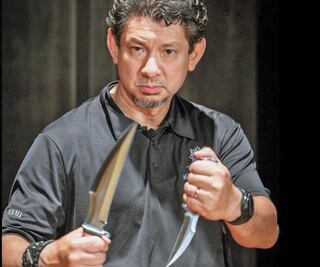 Doug Marcaida contra el peligro