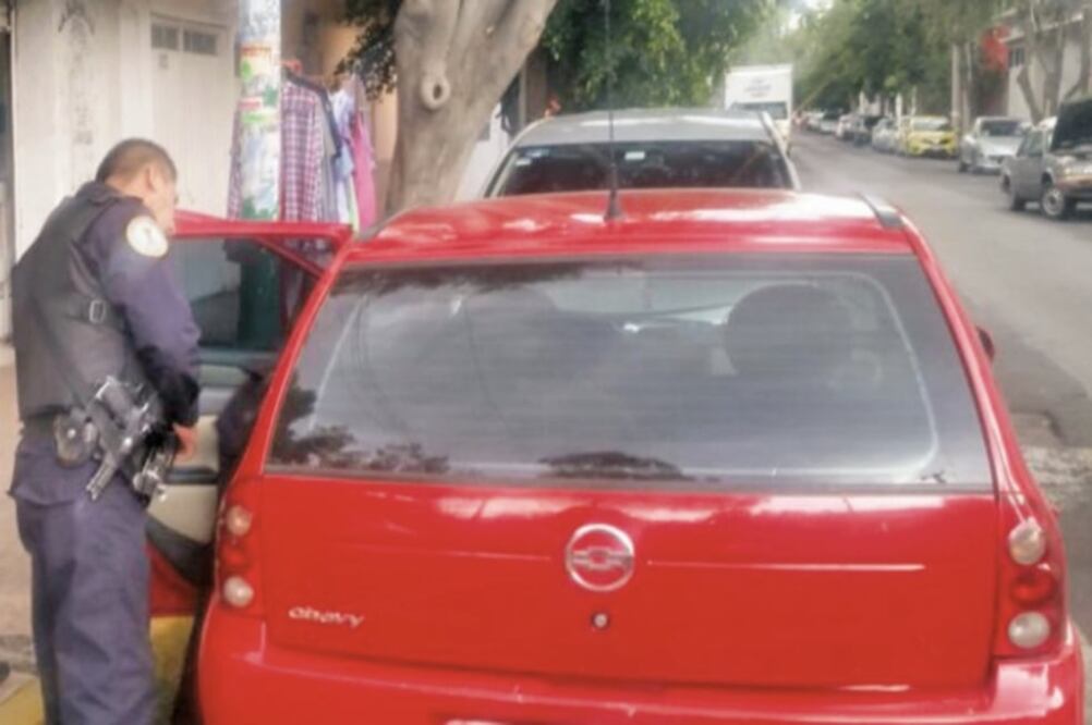 Sin el botín, el conductor del auto fue detenido por las autoridades (CORTESÍA)