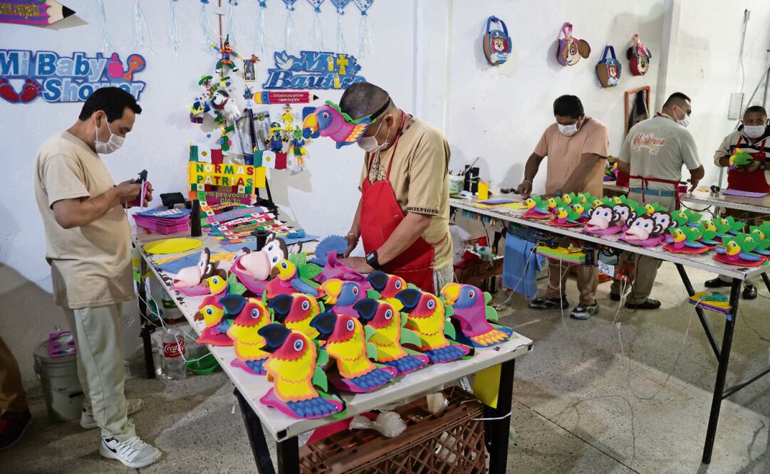 Los presos se ocupan en oficios, como la elaboración de adornos de fomy, desde letreros para eventos sociales o gorros con figuras de animales. Foto: Carlos Mejía / EL UNIVERSAL