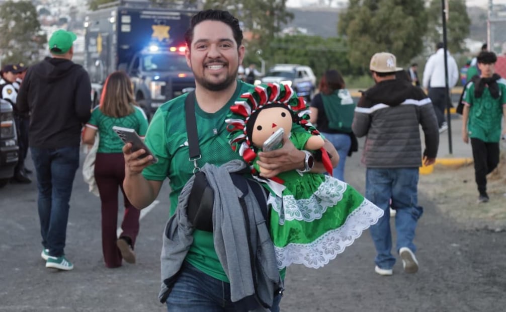 Aficionados viven el México vs Islandia entre el miedo controlado por el Ejército Mexicano. FOTO: Carlos Mejía/EL UNIVERSAL