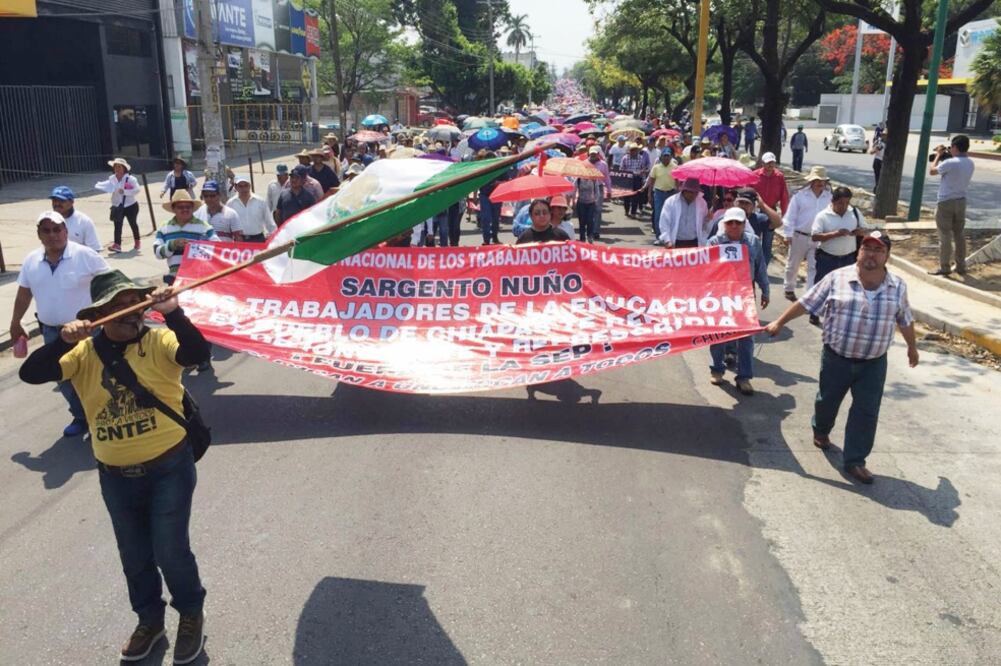 Profesores, padres de familia y organizaciones exigen la abrogación de la reforma educativa y la reinstalación de maestros despedidos (FREDY MARTÍN PÉREZ. EL UNIVERSAL)