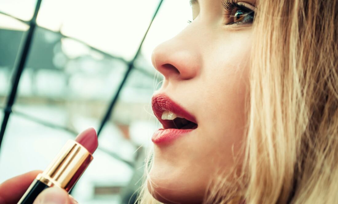 Es bueno que exfolies tus labios para que el color se fije mejor / Unsplash