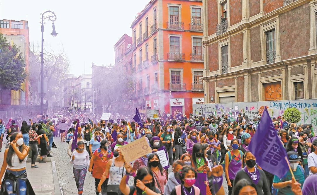 El color morado inundó la protesta; con banderas, playeras, pancar- tas y humo de esa tonalidad, las mujeres marcharon rumbo al Zócalo. Foto: Valente Rosas. EL UNIVERSAL