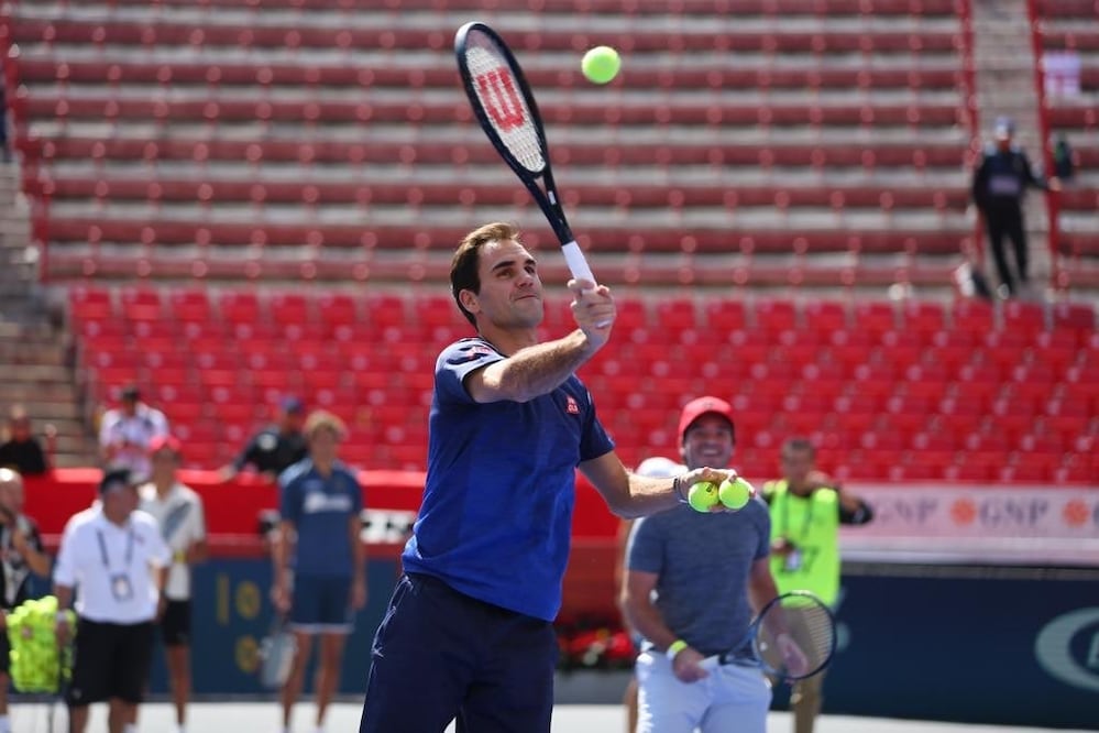 El suizo Roger Federer en su calentamiento en la Plaza de Toros México (Twitter @Mextenis).