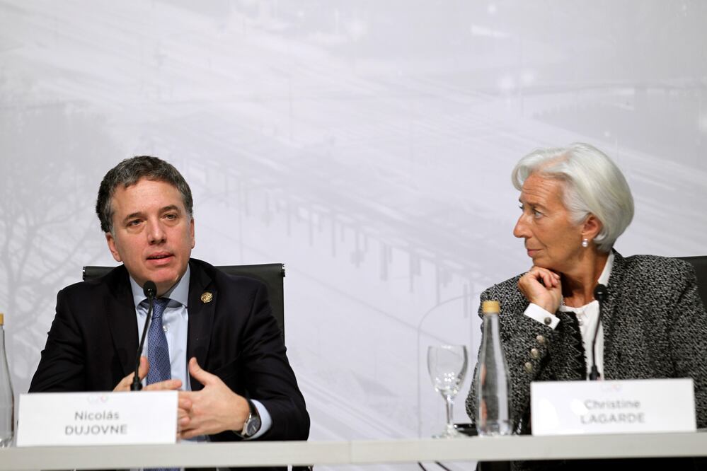 El ministro de Hacienda de Argentina, Nicolás Dujovne, junto a la directora del FMI, Christine Lagarde, al inicio de la reunión de ministros de Finanzas del G20. Foto: EFE