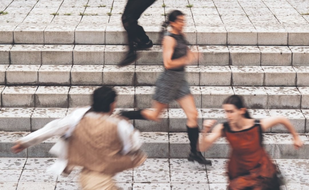 En la obra se presentan bailarines / cuerpos que actúan como si fueran
una maquinaria cuya moneda de cambio es el tiempo. Foto: Jacobo Ríos