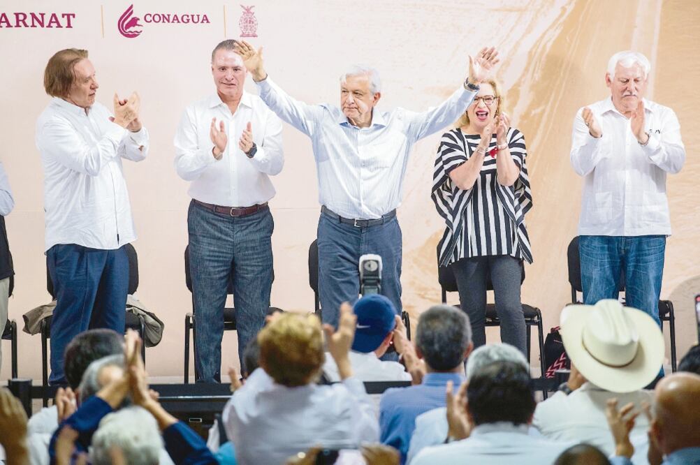 El presidente Andrés Manuel López Obrador (centro) y el gobernador de Sinaloa, Quirino Ordaz (segundo de izq. a der.), ayer. Foto: GERMÁN ESPINOSA. EL UNIVERSAL