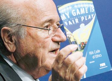 Platini, culpable de la crisis: Blatter