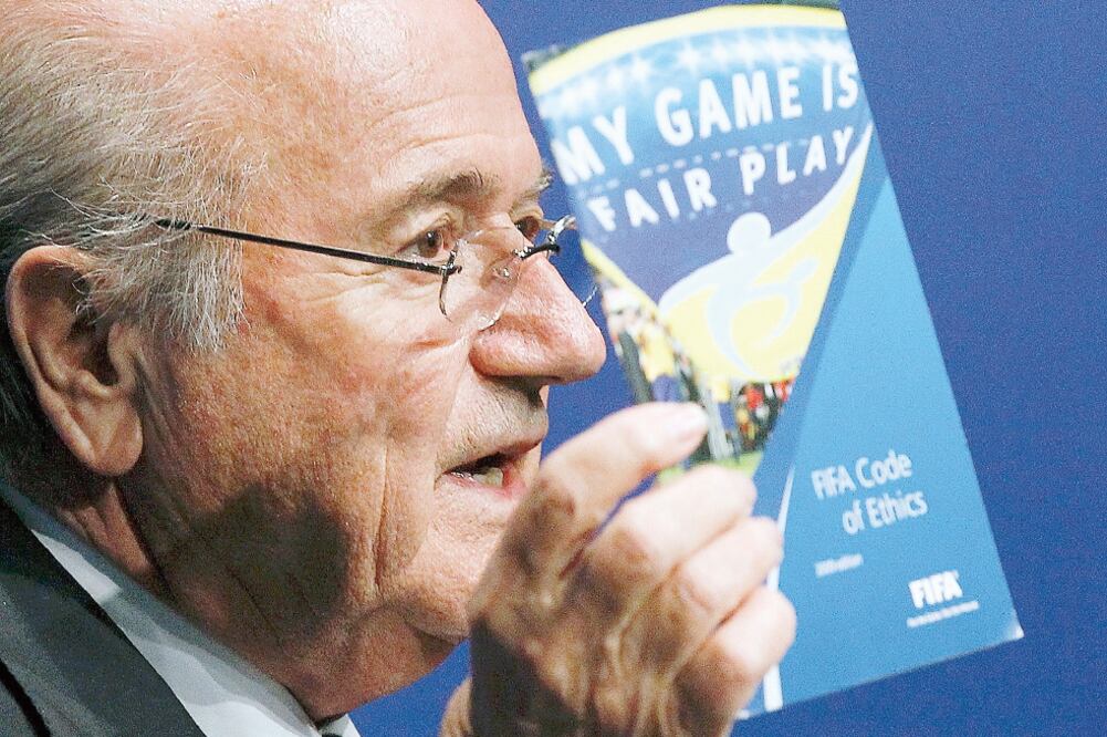 Joseph Blatter intenta quedar ‘limpio’ de la corrupción en FIFA (ARND WIEGMANN. REUTERS)