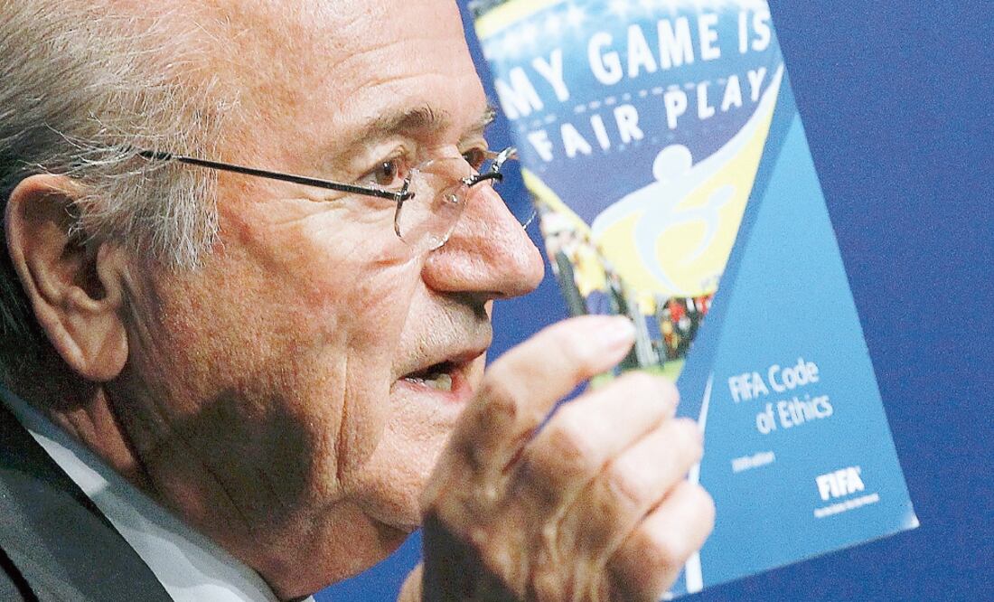 Joseph Blatter intenta quedar ‘limpio’ de la corrupción en FIFA (ARND WIEGMANN. REUTERS)