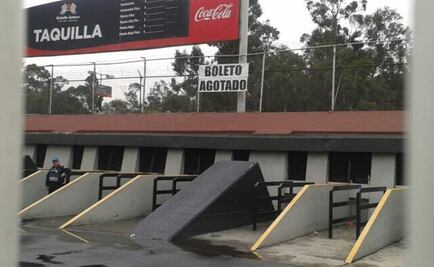 Opera reventa en el Azteca pese a policías 