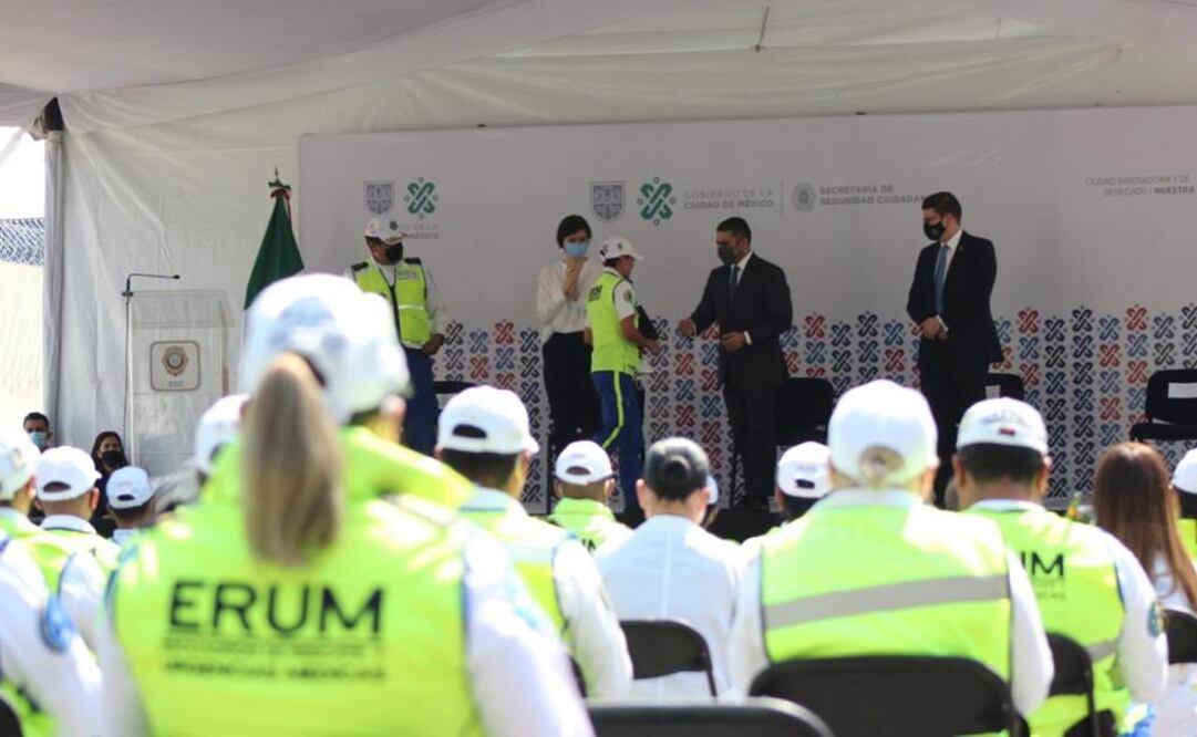 Durante el evento se realizó la entrega representativa de reconocimientos a 10 paramédicos del ERUM. Foto: Twitter Omar García Harfuch 
