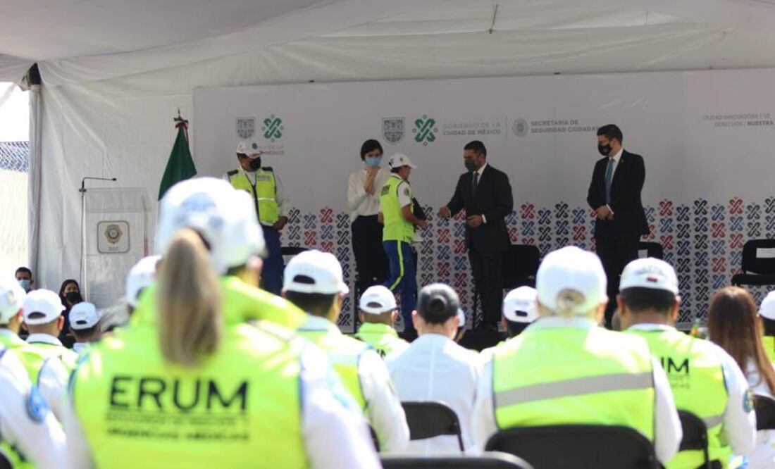 Durante el evento se realizó la entrega representativa de reconocimientos a 10 paramédicos del ERUM. Foto: Twitter Omar García Harfuch