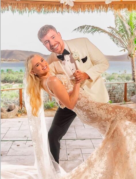La pareja contrajo matrimonio en una isla británica. Foto: Redes Sociales @mrbeast