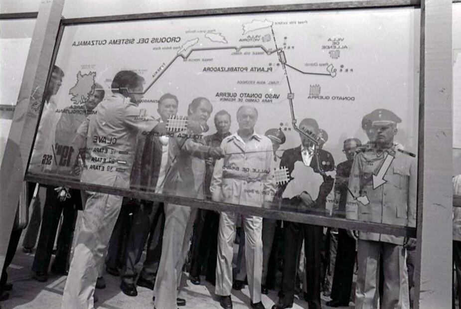 Ante un croquis del sistema Cutzamala, el presidente López Portillo atendió a las explicaciones que dio el ingeniero Luis Robledo Cabello. Los acompañan el gobernador Alfredo del Mazo, el general de división Félix Galván, y el jefe del DF, Carlos Hank. Archivo EL UNIVERSAL.