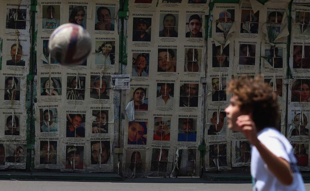 Integrantes del colectivo Hasta Encontrarles, formado por familiares de personas desaparecidas, realizaron la mañana del domingo 12 de abril de 2026 la "Cascarita Para No Olvidar" en la Glorieta de las y los Desaparecidos. Foto: Daniel Augusto/ Cuartoscuro
