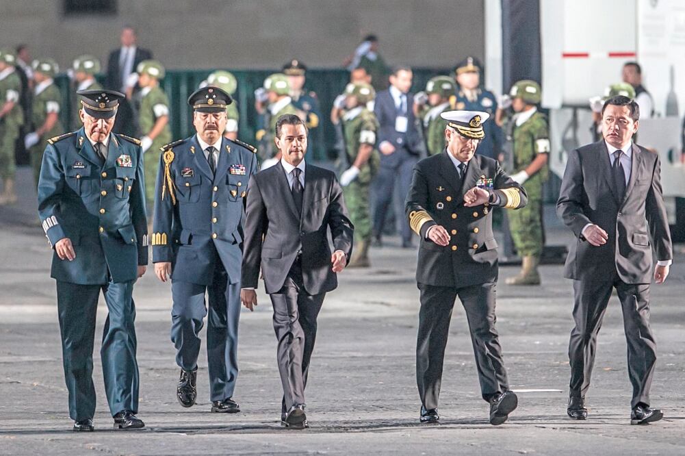 El mandatario fue acompañado por el secretario de Defensa Nacional, Salvador Cienfuegos; el jefe del Estado Mayor Presidencial, Roberto Miranda, y los titulares de Marina, Francisco Vidal Soberón, y Gobernación, Miguel Ángel Osorio Chong (YADIN XOLALPA)