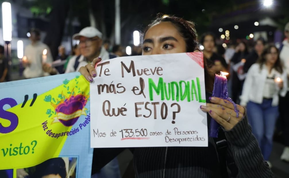 Colectivos de familiares de desaparecidos de todo el país se concentraron está tarde en la estación registro federal del tren ligero con la intención de avanzar hacia el estadio CDMX para exigir justicia por sus desaparecidos. Foto: Fernanda Rojas / EL UNIVERSAL