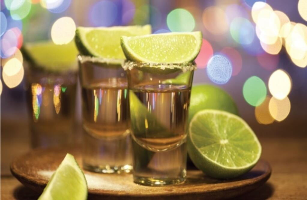 Imagina brindar con amigos, riendo y compartiendo anécdotas, mientras disfrutas de una bebida que captura la esencia del tequila, sin el alcohol