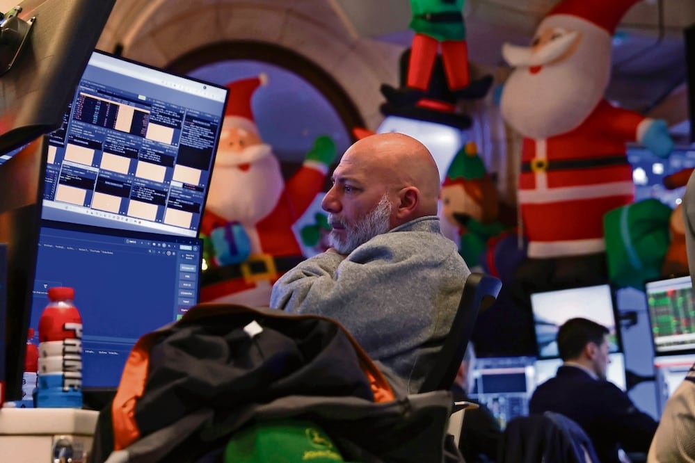 En Nueva York, el Dow Jones retrocedió 0.6%, el índice Nasdaq ganó 0.2% y el S&P 500 cedió 0.2%, luego de la publicación de las cifras de empleo de Estados Unidos correspondientes a noviembre. Foto: Sarah Yenesel / EFE