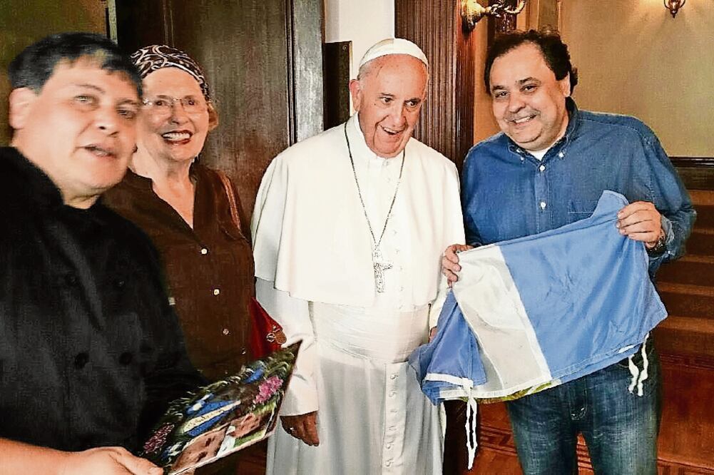 RECUERDO. Ismael y su suegra posan con el Papa Francisco tras el banquete ofrecido el 25 de septiembre de 2015 (CORTESÍA: ISMAEL ALBA)