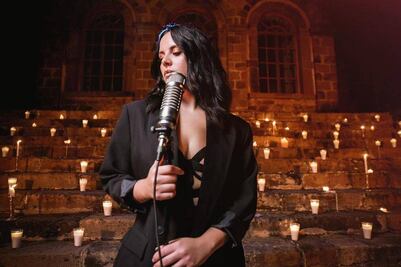 La intérprete italiana Denise Faro "lleva" a Samo a su juego 