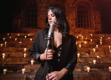 La intérprete italiana Denise Faro "lleva" a Samo a su juego