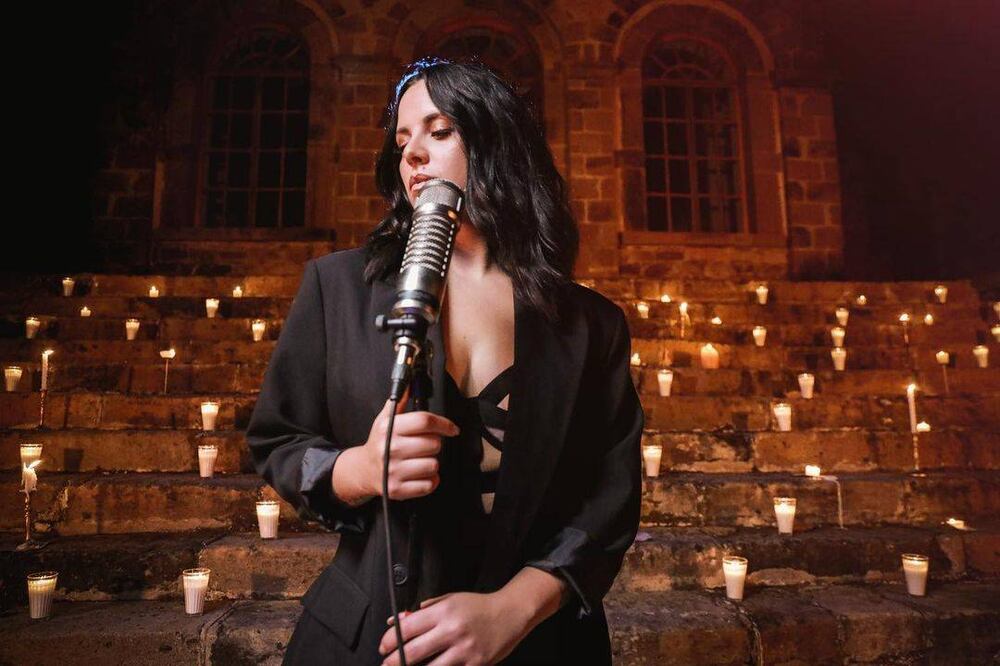 "Fuera de Juego" formará parte del primer álbum de larga duración que Denise Faro lanzará a finales de mes.