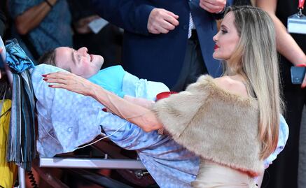 Angelina Jolie se emociona en Venecia: se arrodilla ante fan y recibe aplausos durante ocho minutos