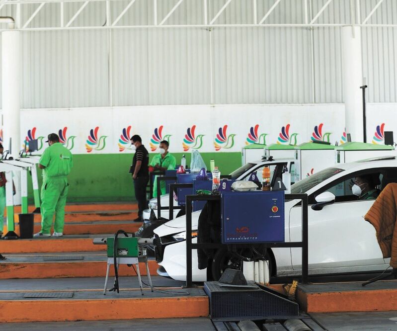 En la reapertura de los verificentros fue posible observar filas de hasta 30 autos. El horario de atención es de 7:00 a 20:00 horas de lunes a sábado y sólo puede acudir una persona a realizar el trámite. JORGE ALVARADO/EL UNIVERSAL