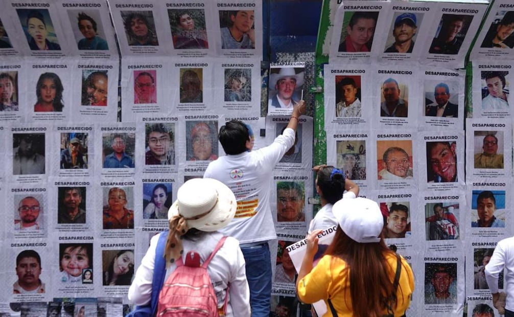Colectivos de familiares de desaparecidos realizaron una pega masiva de fichas de búsqueda y los rostros de sus seres queridos alrededor de la Glorieta de las y los Desaparecidos el pasado 30 de agosto de 2025. Foto: Galo Cañas/ Cuartoscuro