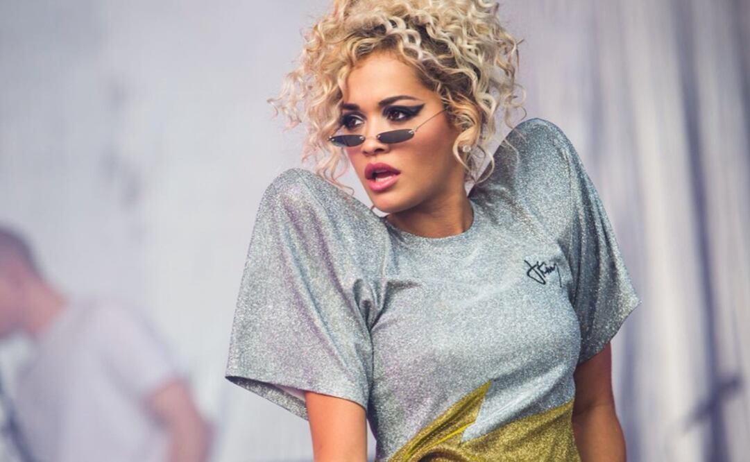 Sus estilismos no fueron muy adecuados a lo largo del año. Foto: Instagram ritaora