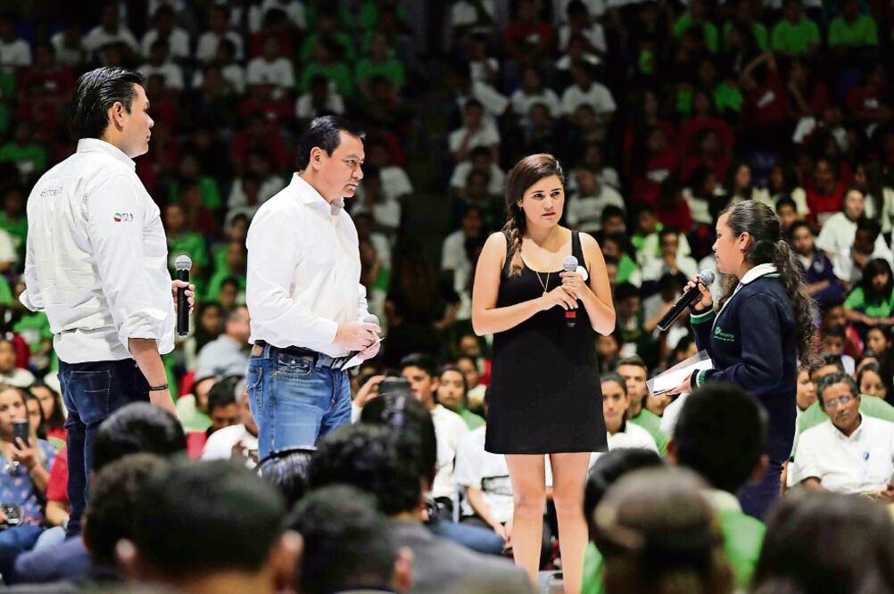 El secretario de Gobernación, Miguel Ángel Osorio, respondió las preguntas de los jóvenes, relacionadas con la seguridad del país (SEGOB)