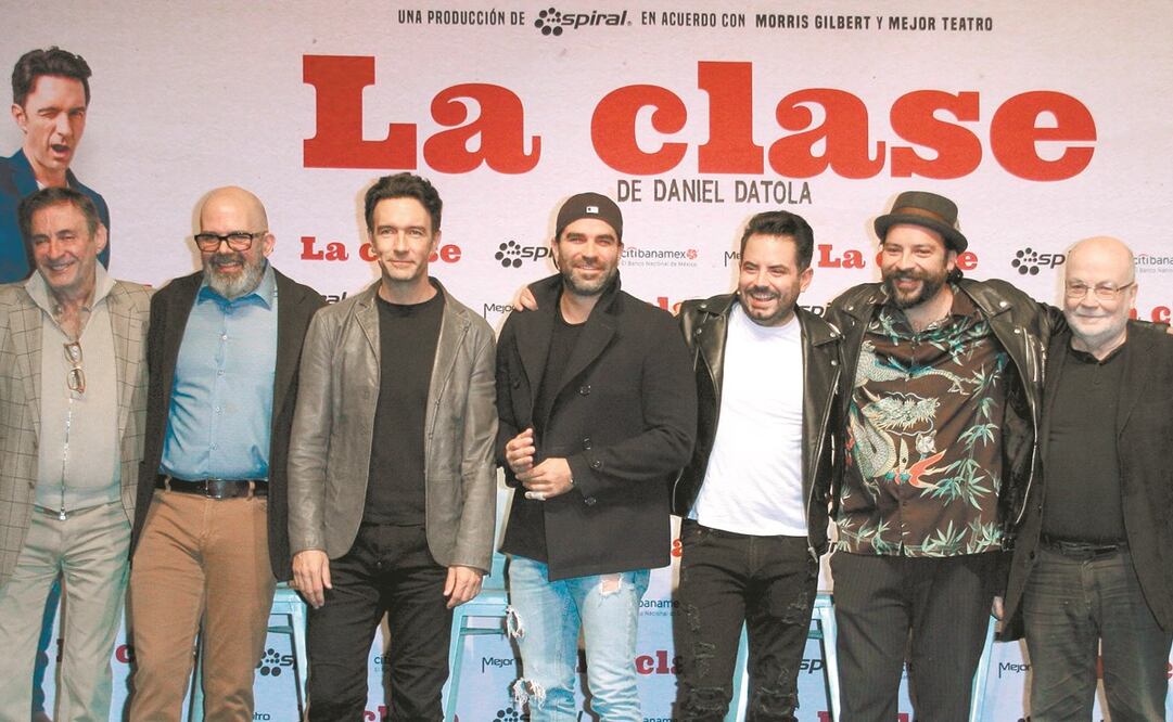 Xavier López Miranda (de lentes) recién estrenó la obra La clase. Aquí con su elenco.