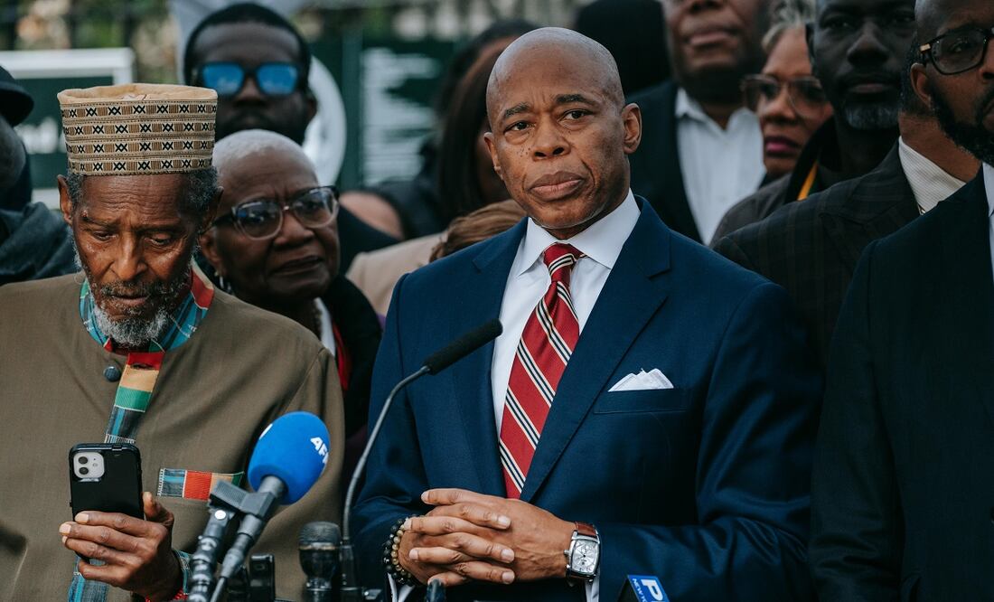 El alcalde de la ciudad de Nueva York, Eric Adams (C), habla en una conferencia de prensa a las afueras de Gracie Mansion, residencia oficial del alcalde de la ciudad de Nueva York. Foto: EFE