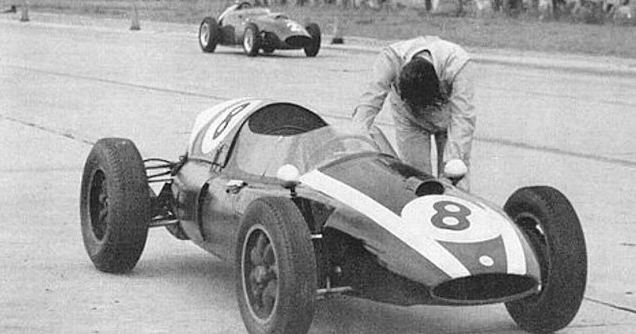 El piloto de Fórmula 1 que ganó su primer campeonato empujando su auto a la meta