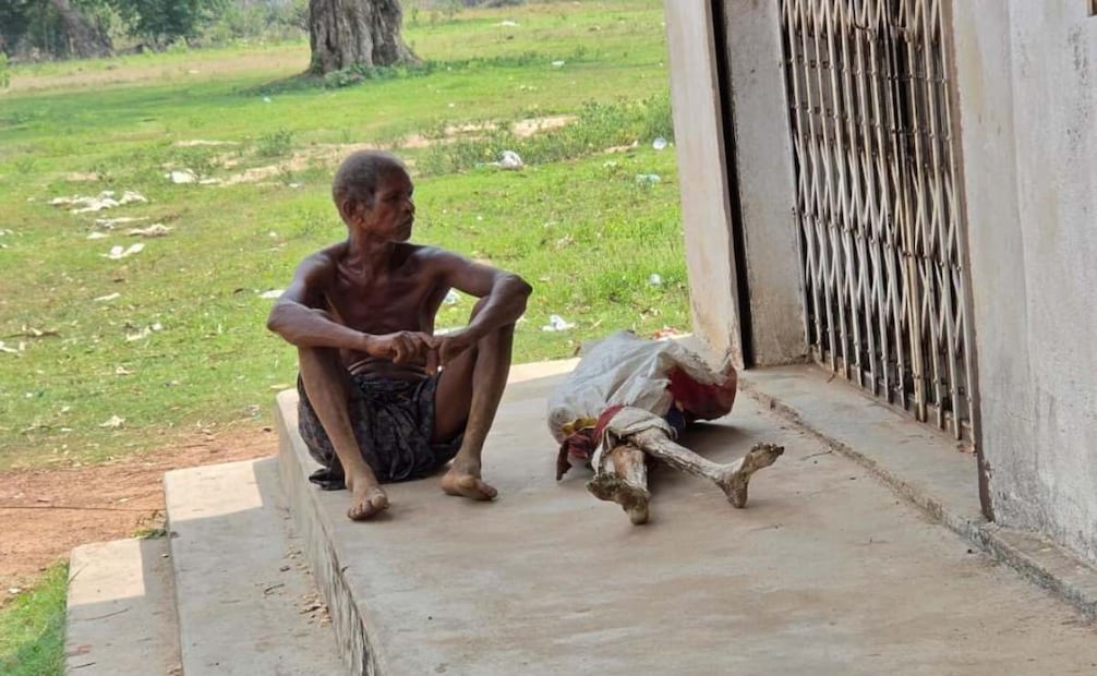 Jitu Munda llevó el esqueleto de su hermana a un banco en Keonjhar, India, para demostrar su fallecimiento y retirar sus ahorros. Foto: Especial X