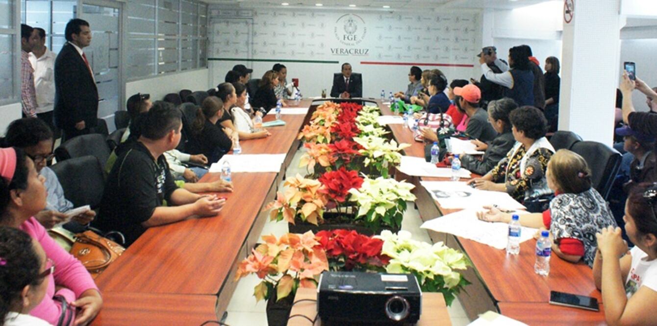 De acuerdo con un comunicado de prensa, servidores públicos de primer nivel otorgaron atención a los familiares que llegaron a las instalaciones del organismo en esta ciudad capital (Edgar Ávila. EL UNIVERSAL)