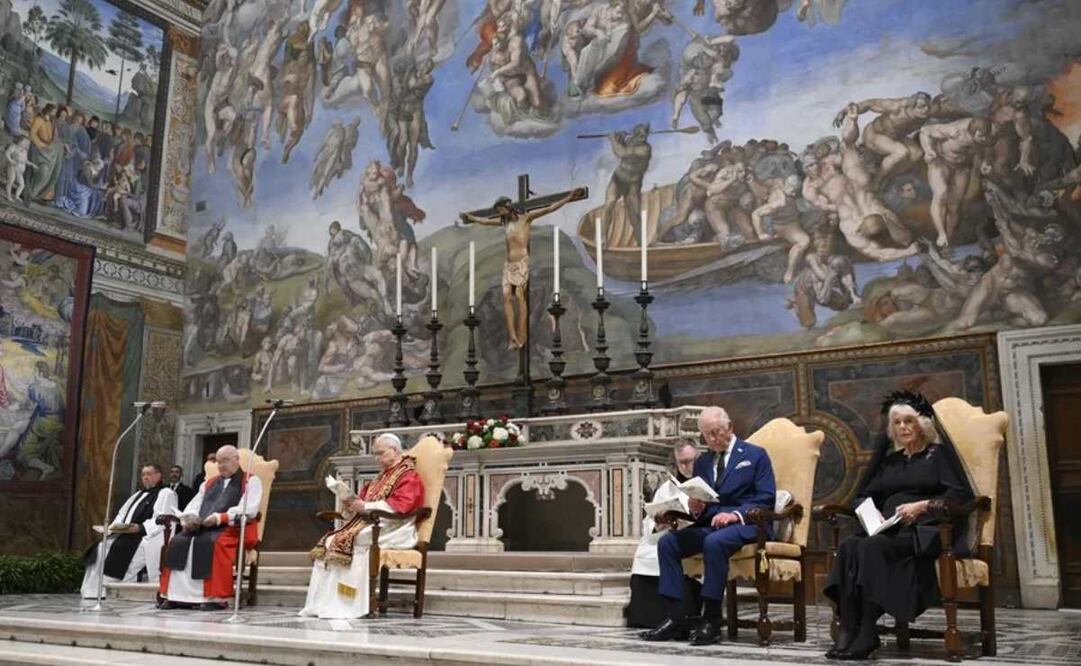 El papa León XIV y el arzobispo de York, Stephen Cottrell, presiden en la Capilla Sixtina en el Vaticano la oración ecuménica dedicada a la defensa del medio ambiente. Foto: EFE