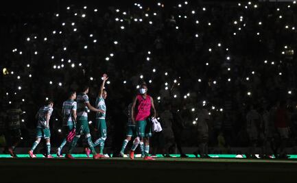 Aficionados ignoran medidas sanitarias al salir del Santos vs Puebla