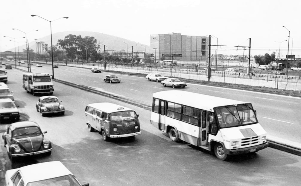 La Calzada Zaragoza entre las estaciones del Metro Tepalcates y Guelatao en 1993. El edificio de Telmex sigue en pie; al fondo se ve el Peñón Viejo. Imagen: Archivo de El Universal.