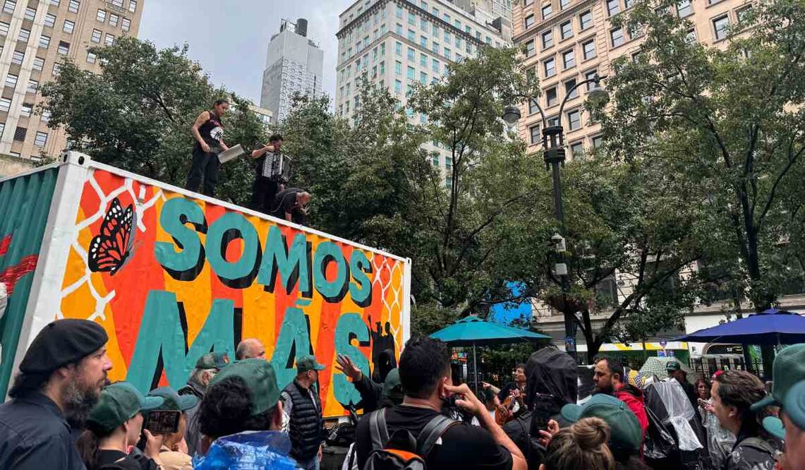 Decenas de inmigrantes jornaleros de varios estados mientras se manifiestan contra las medidas antiinmigantes promulgadas en Estados Unidos este jueves en Nueva York. Foto: EFE