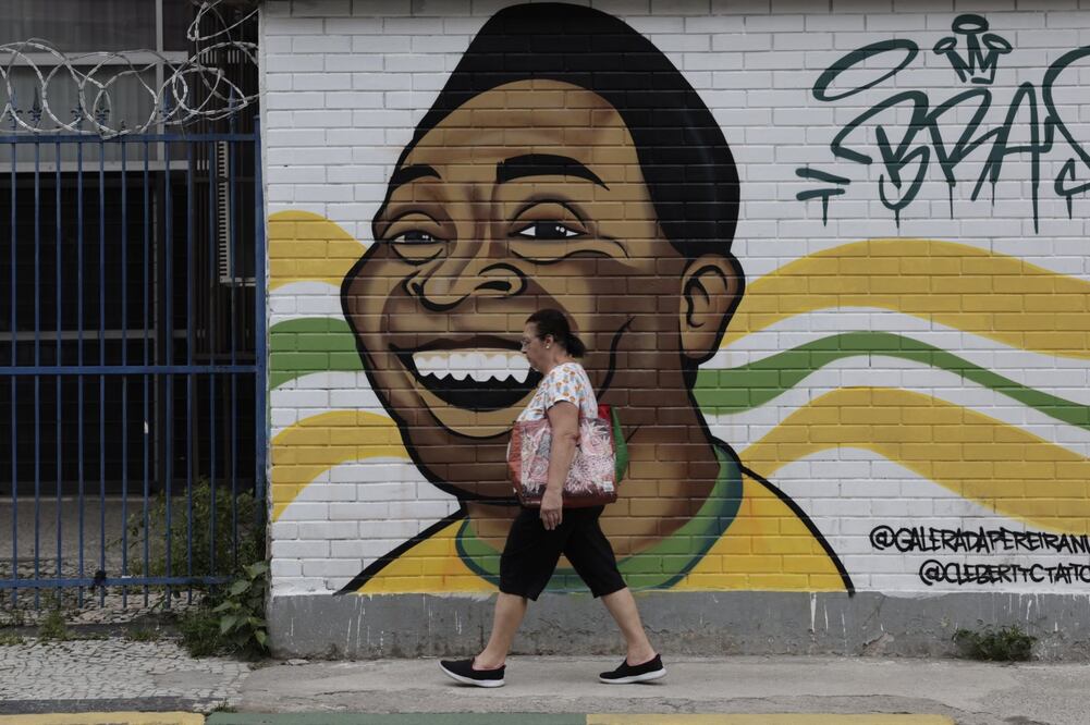 Un mural con la imagen del exfutbolista Pelé hoy, en Río de Janeiro (Brasil). FOTO: Antonio Lacerda. EFE