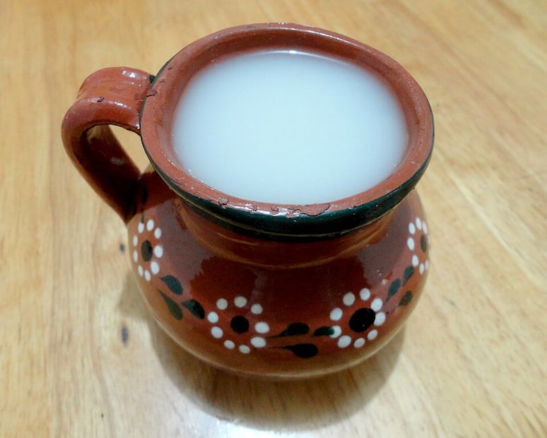 Para que el atole de maíz no quede espeso, debes moverlo constantemente para evitar la formación de grumos. Foto: Wikimedia Commons