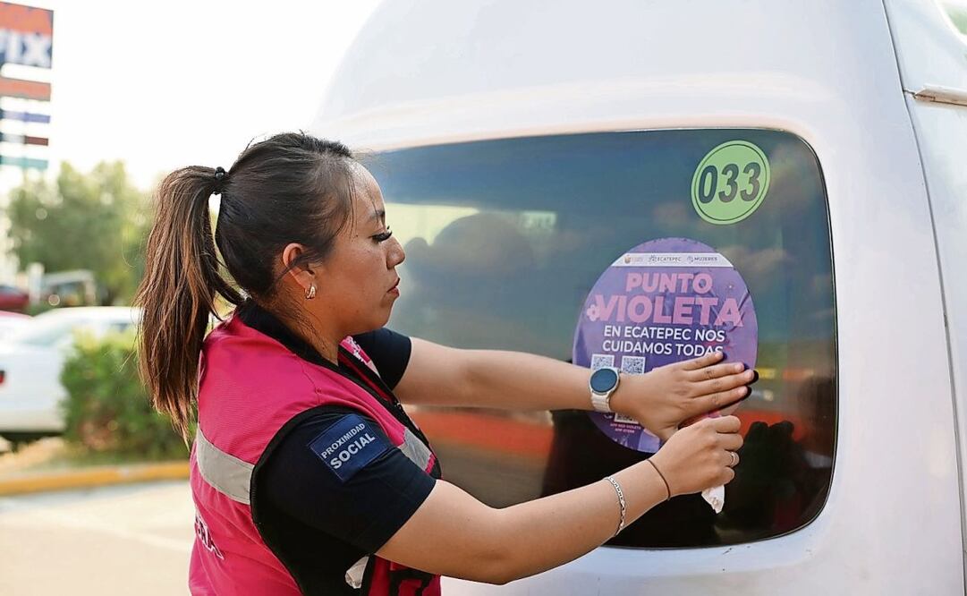 En avenida Nacional, en Santo Tomás Chiconautla y Ciudad Cuauhtémoc, elementos de Prevención del Delito y Policía de Género colocaron calcomanías de Puntos Violeta en combis y camiones de transporte público. Foto: Especial